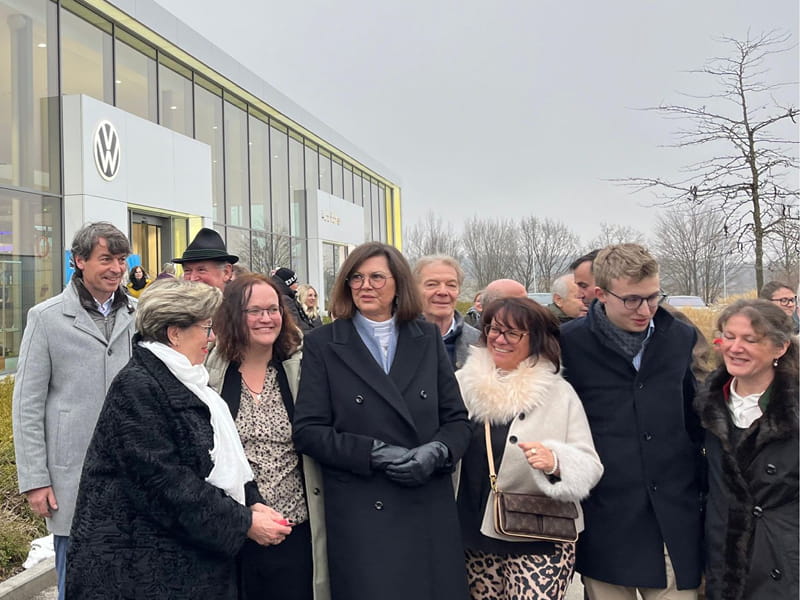 Zu sehen sind mehrere Personen, die in einer Kantine sitzen und ihre Mahlzeit genießen