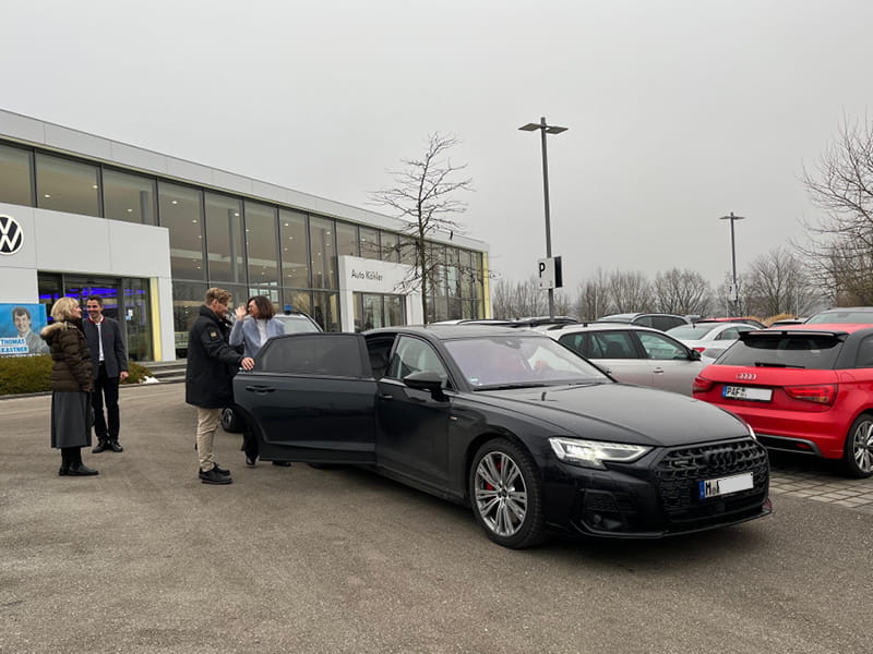 Zu sehen ist ein Wärmebehältnis mit Kartoffelgratin. Eine Person serviert sich eine Portion auf ihren Teller.