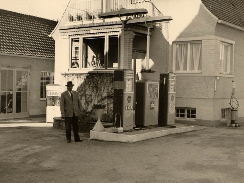 Josef Sarvi vor den Firmengebäude