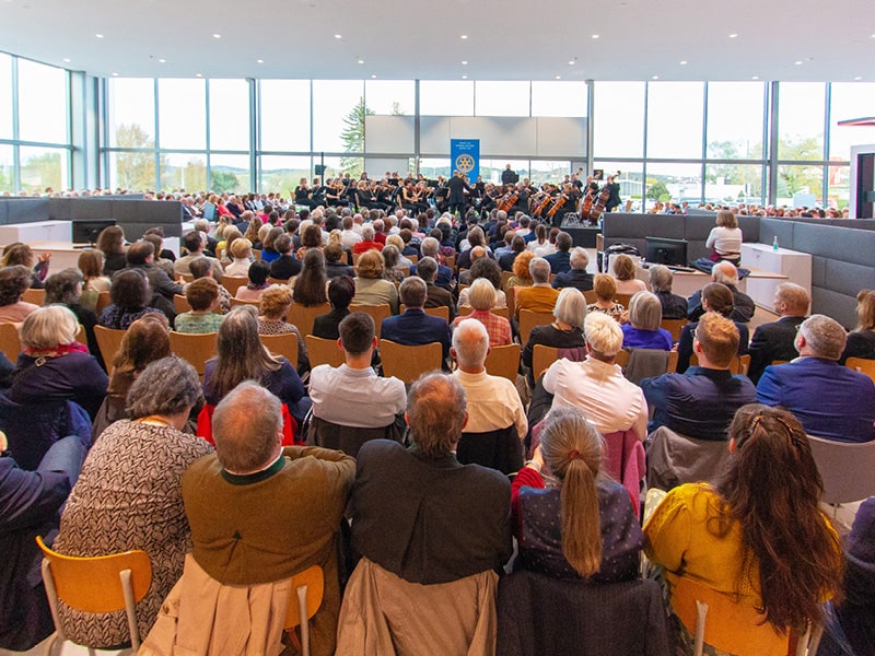 Symphonieorchester im Autohaus