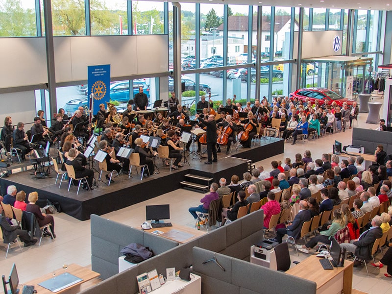 Symphonieorchester im Autohaus