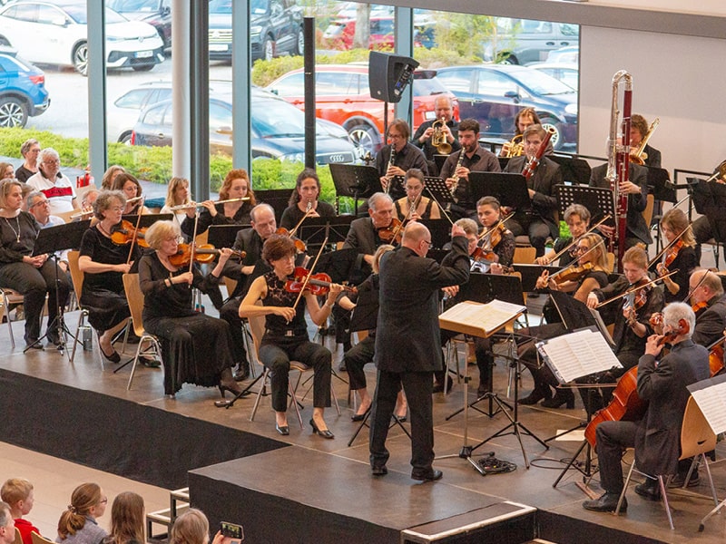 Symphonieorchester im Autohaus