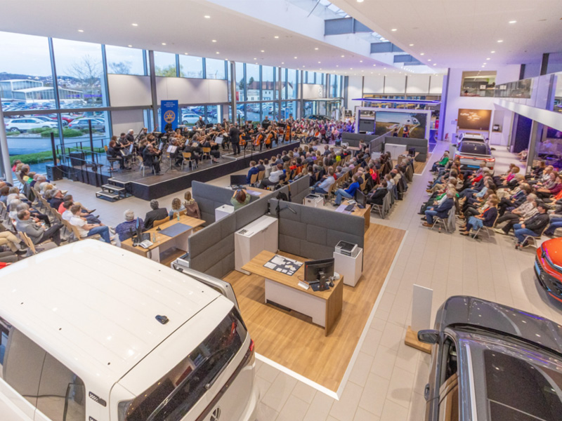 Symphonieorchester im Autohaus