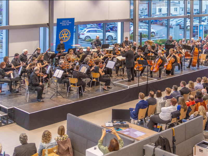 Symphonieorchester im Autohaus