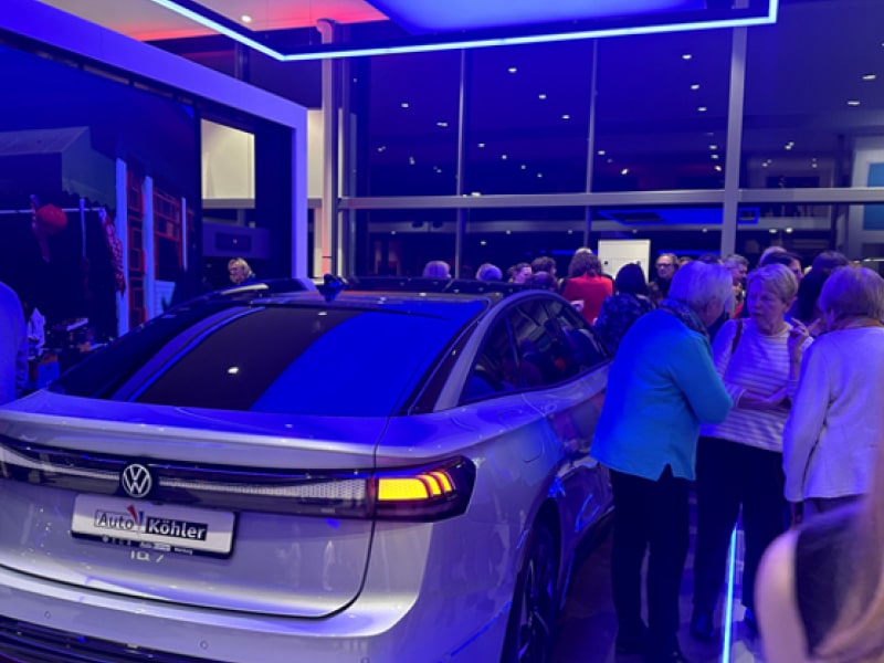 Symphonieorchester im Autohaus