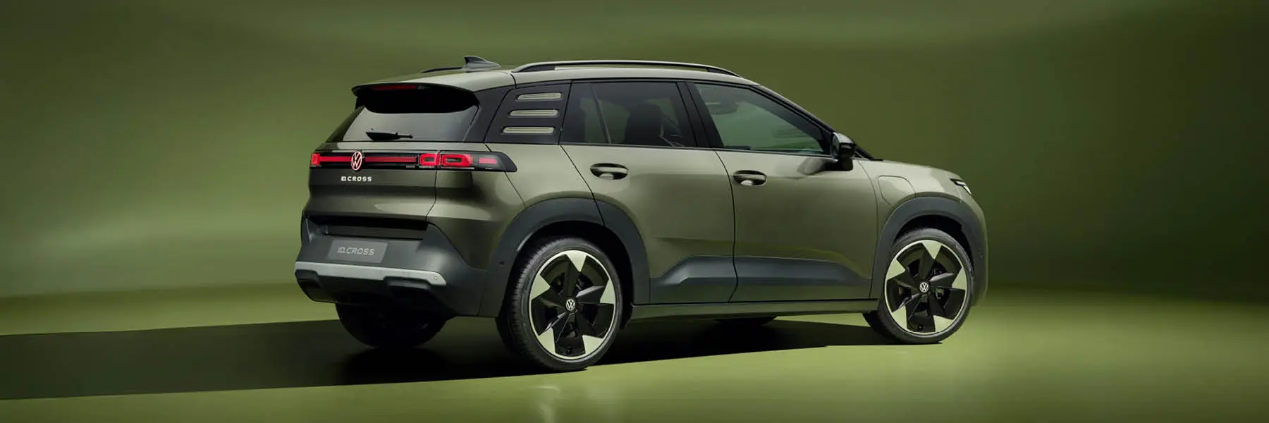 Zu sehen ist ein gelber VW T-Roc Live von hinten auf einer Landstraße