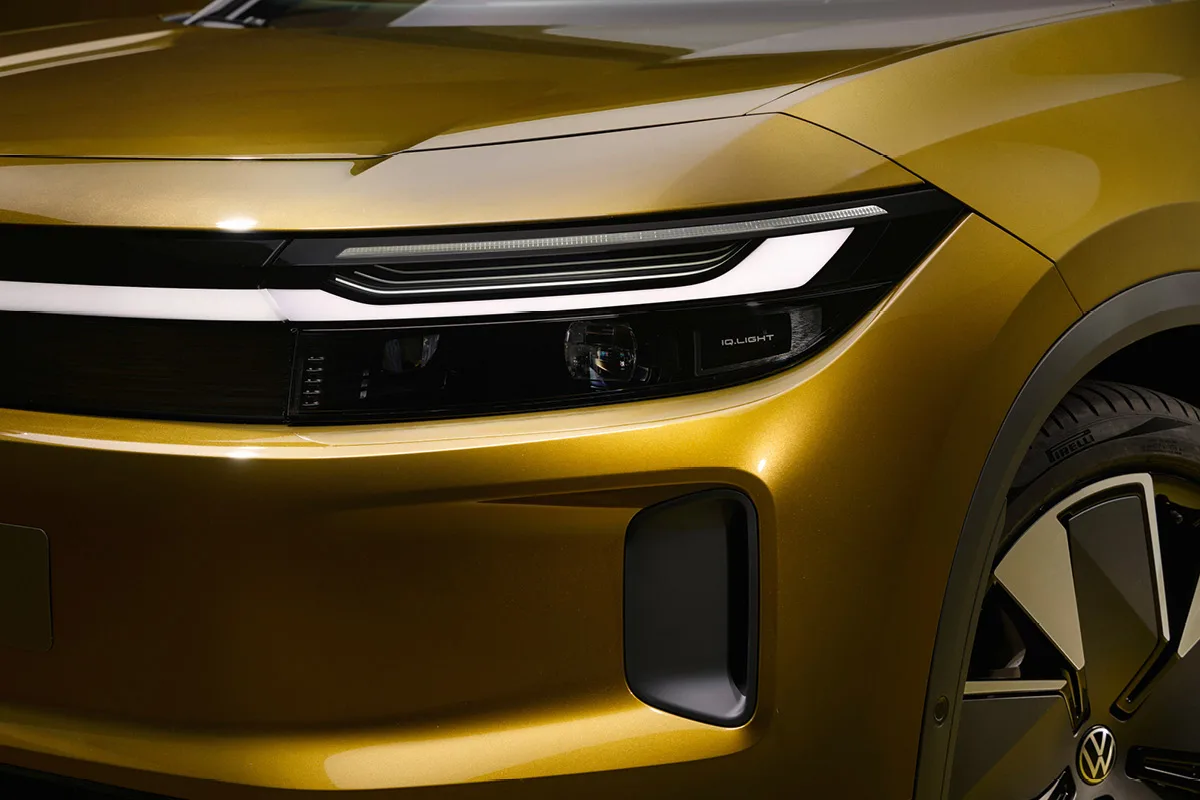 zu sehen ist ein Scheinwerfer von einem gelben VW Tiguan