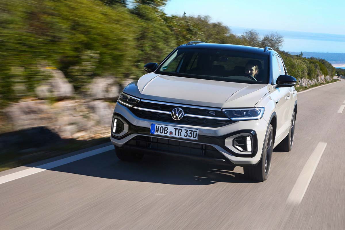 zu sehen ist ein beiger VW T-Roc von vorne