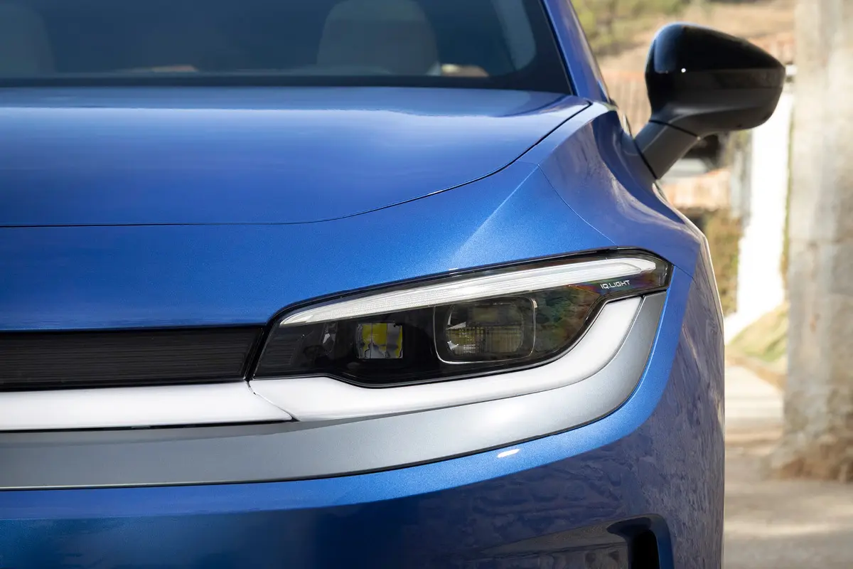 Zu sehen ist ein Scheinwerfer des VW ID Polo