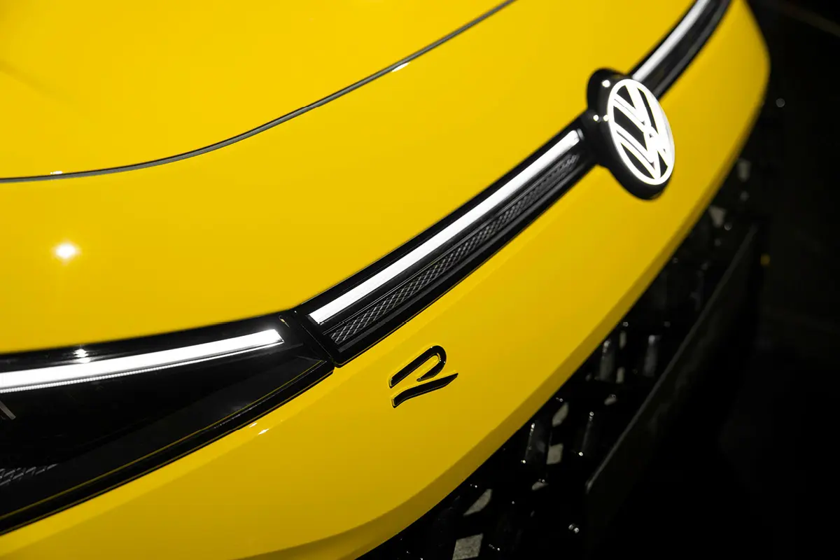 zu sehen ist ein Scheinwerfer von einem gelben VW T-Roc Live